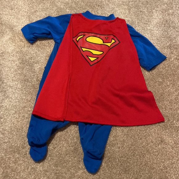 Newborn Superman onesie - perfect for Halloween - Picture 2 of 2